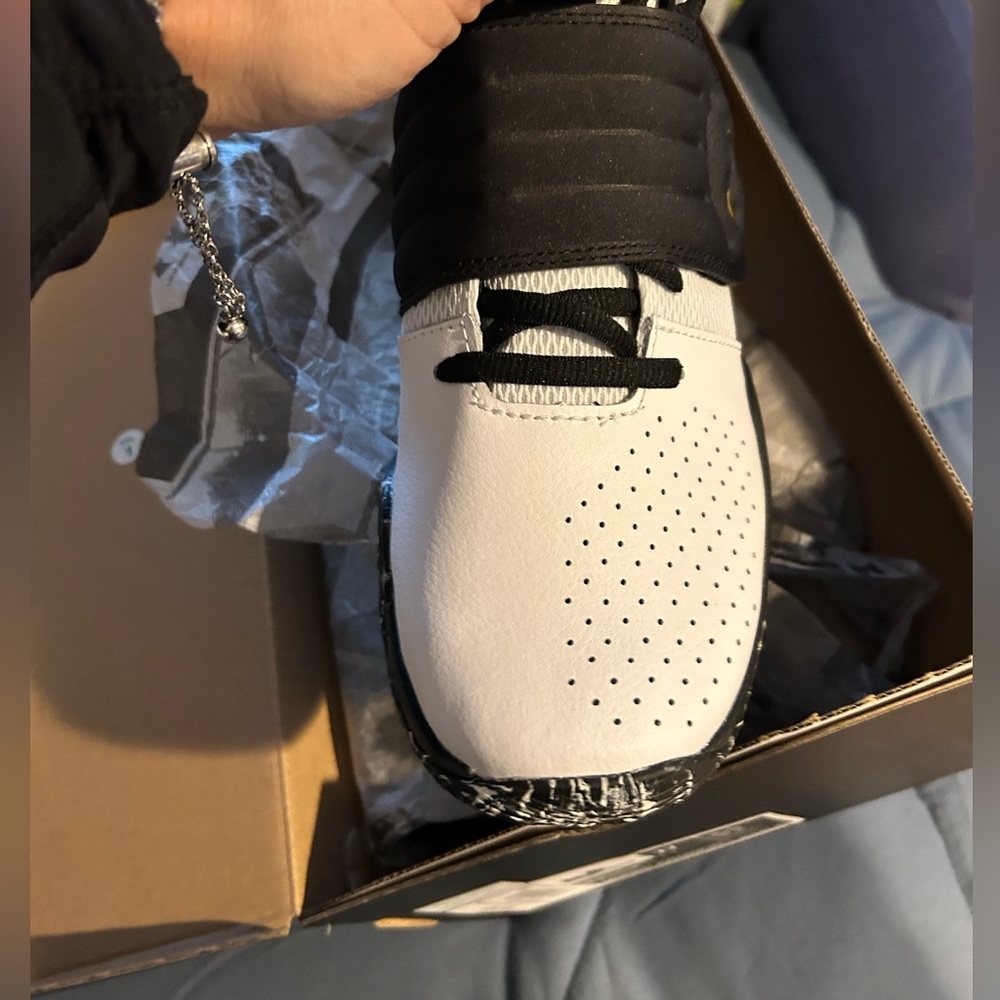 New in box kids size 7 Under Armour basketball sneaker